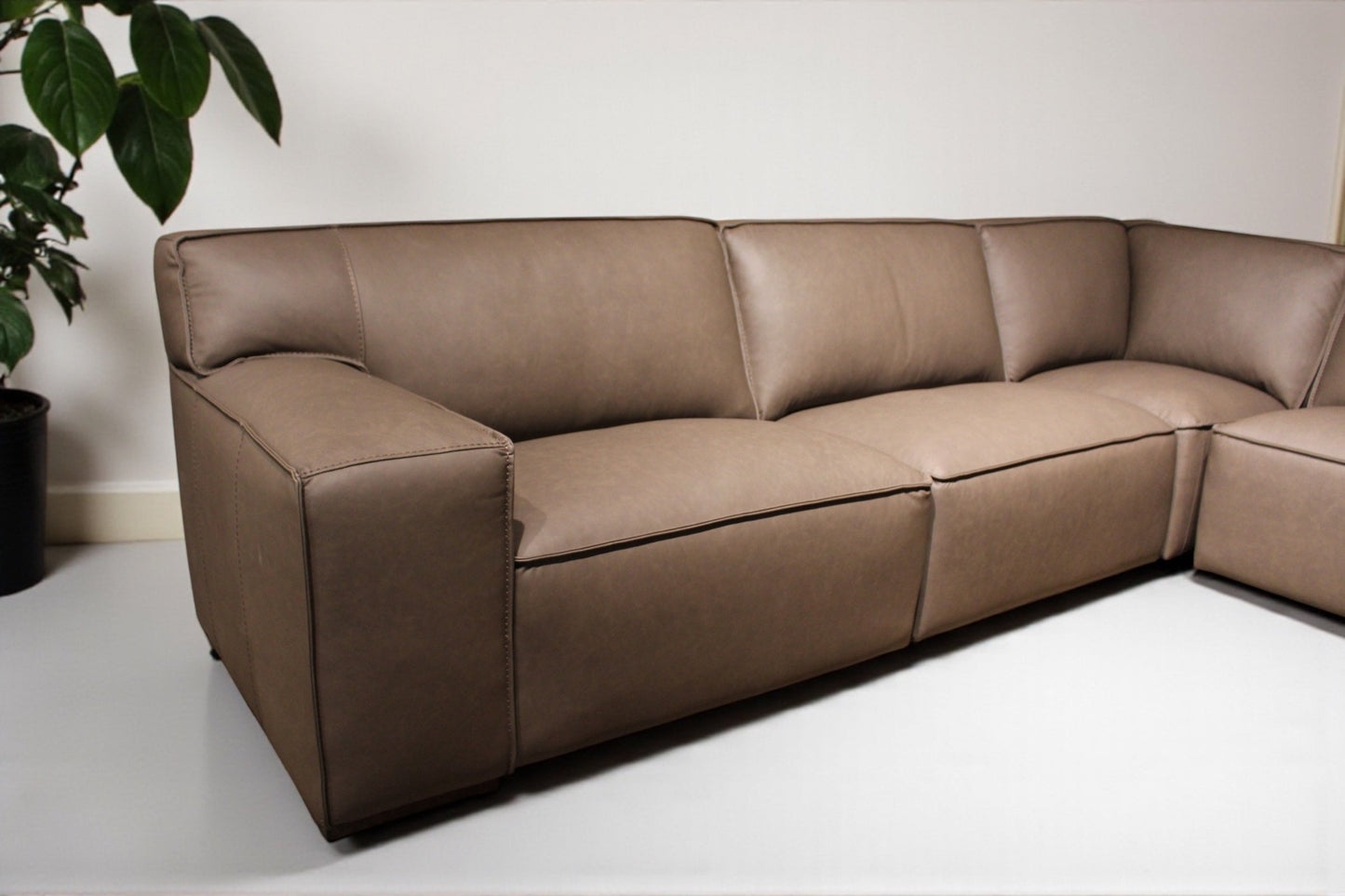 HLHF Maestro Leather Sectional Living, New Arrivals Furniture Store Burlington Ontario Near Me