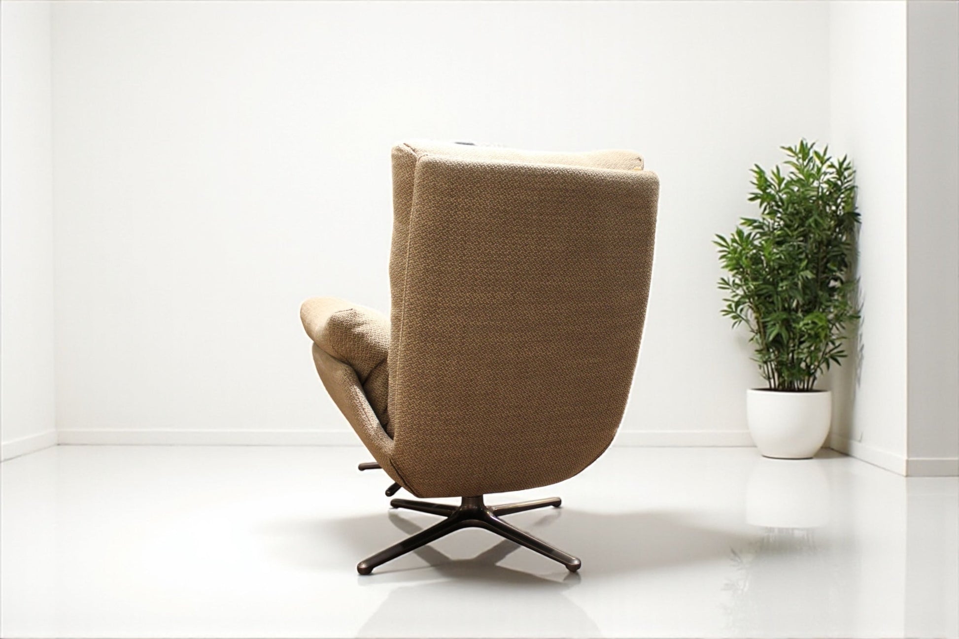 HLHF Contour Chair & Ottoman Accent Chairs Furniture Store Burlington Ontario Near Me 